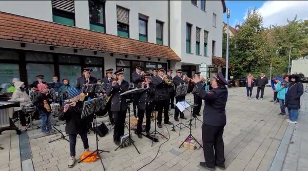 Spielmannszug spielt vor dem Feuerwehrhaus