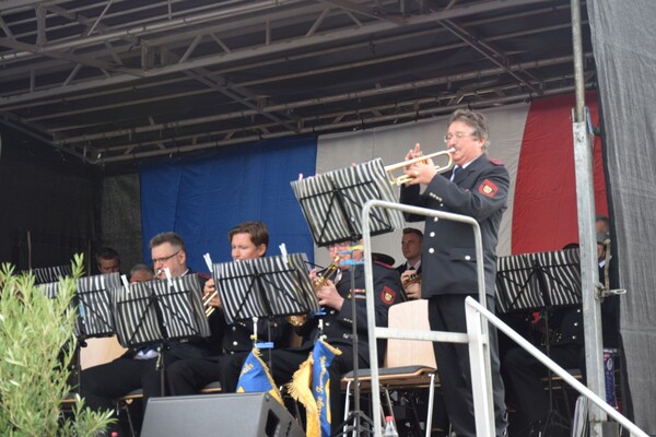 Blick auf die Trompeter beim Gottesdienst am Marktplatz Leinfelden