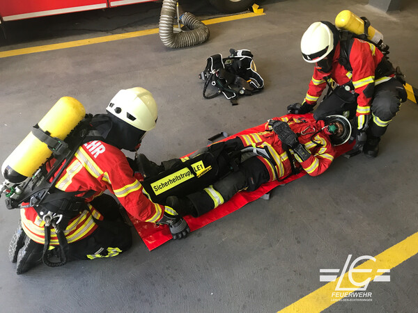 Atemschutztrupp bei der Menschenrettung
