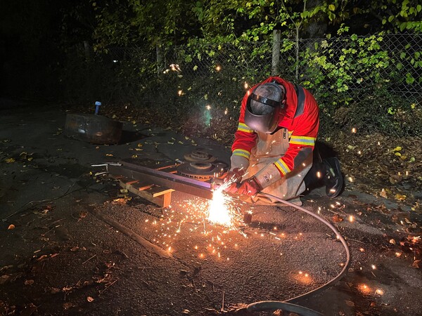 Trennen mit dem Plasmaschneider.