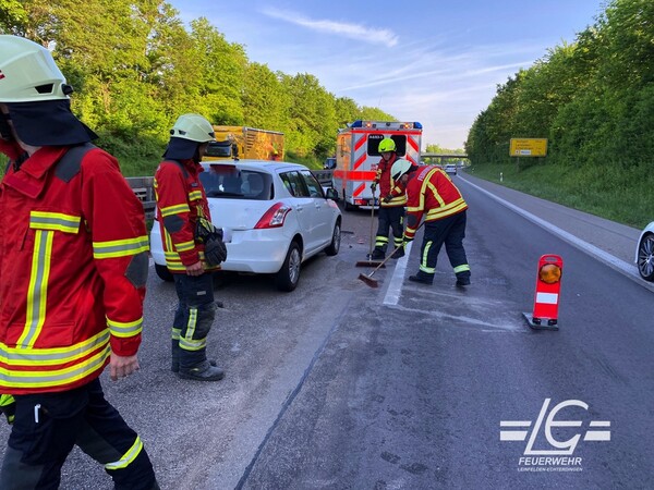 Feuerwehr streut Betriebsmittel ab.