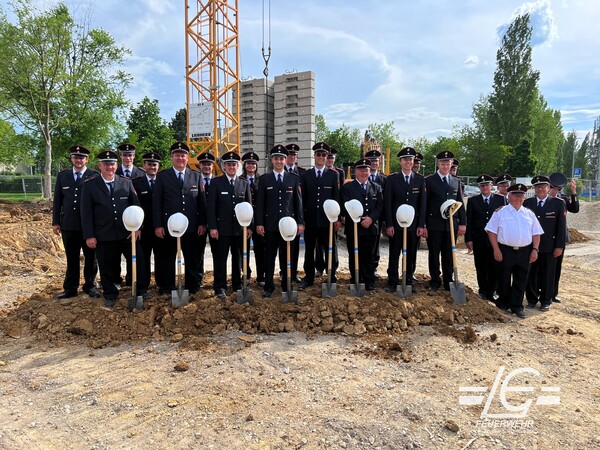 Angehörige der Feuerwehr Leinfelden-Echterdingen beim Spatenstich - Gruppenbild.