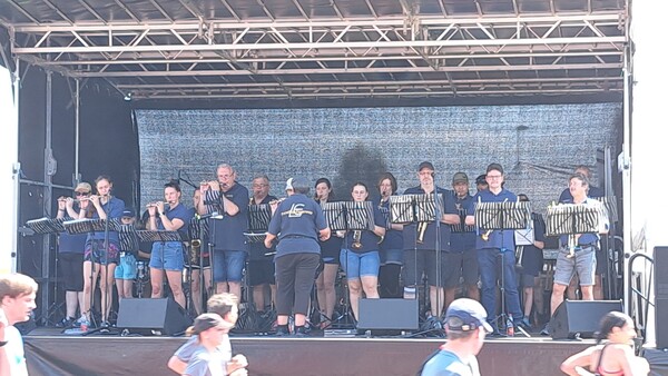 Blick auf die Bühne beim Hand-in-Hand Spendenlauf, davor Läufer