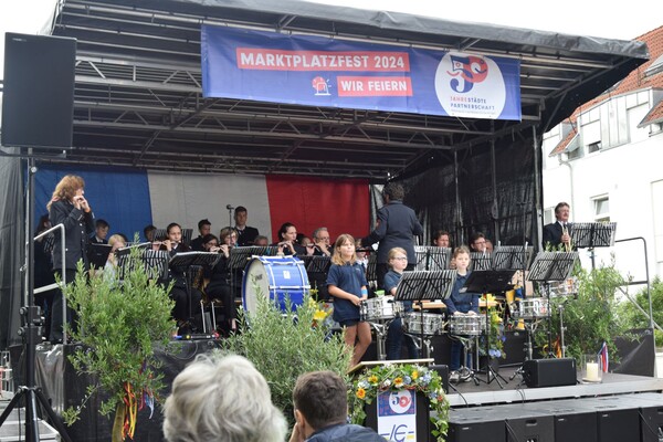 Blick auf die Bühne mit dem Spielmannszug beim deutsch-französischen Gottesdienst