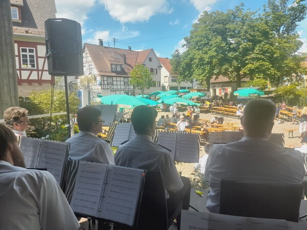 Blick von der Bühne auf den Echterdinger Marktplatz